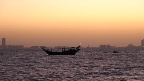 Traditionelle-Arabische-Dau-Auf-Meer,-Palm-Jumeirah-Dubai-Hintergrund