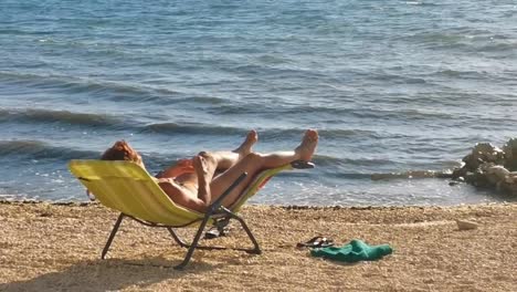 Sommer-Sonnenbaden-An-Einem-Adriastrand-In-Kroatien