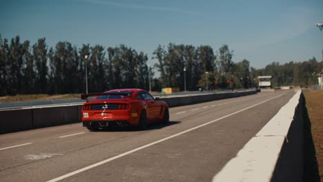 Roter-2008er-Ford-Mustang-GT3,-Der-In-Zeitlupe-Durch-Den-Rahmen-Fährt