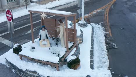 Pesebre-Navideño-Con-El-Niño-Jesús,-María,-José-En-La-Plaza-Del-Pueblo