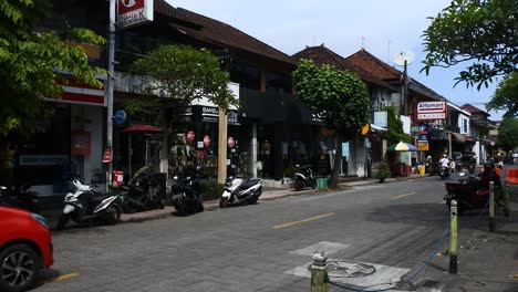 the-hustle-and-bustle-of-the-highway-in-Ubud,-Denpasar,-Bali,-November-12,-2020