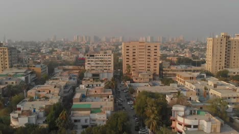 Vista-Aérea-De-Apartamentos-En-Karachi.-Vista-De-Paralaje