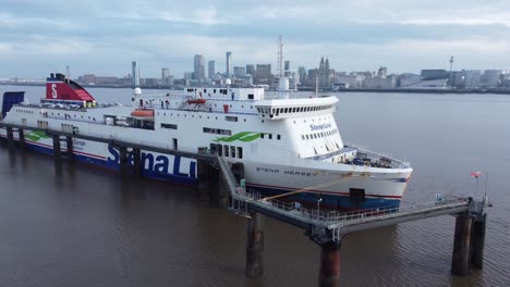 Stena-Line-Buque-De-Carga-Buque-Carga-Envío-De-Carga-Desde-La-Terminal-Wirral-Liverpool-Vista-Aérea-Zoom-Out-Shot