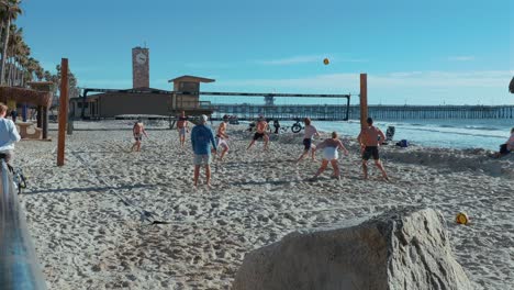 Leute,-Die-Coed-beachvolleyball-In-San-Clemente,-Kalifornien-Spielen