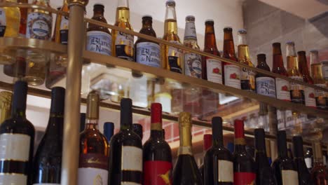 Varias-Botellas-De-Bebidas-Alcohólicas-En-Un-Estante-En-El-Bar