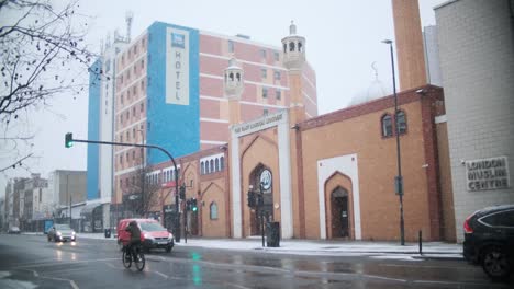 Snow-falling-on-the-East-London-Mosque