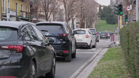 Cars-Driving-On-Road-When-Traffic-Light-Turns-Green-In-Arcore,-Northern-Italy