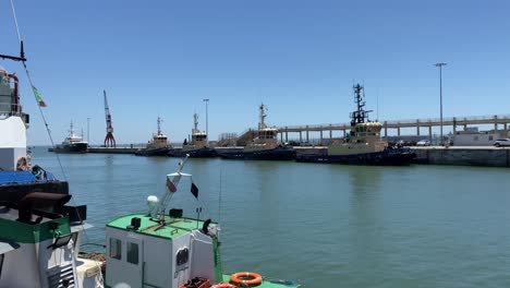 Einige-Schiffe-Der-Streitkräfte-Ruhen-Auf-Der-Marine,-Alcântara,-Portugal