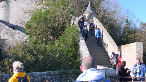 Plano-General-De-Un-Turista-Subiendo-Las-Escaleras-Hasta-El-Castillo-De-Mont-St-Michel-Durante-Una-Pandemia