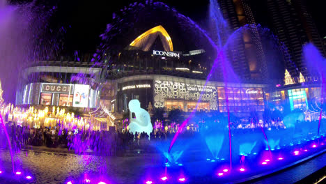 Dancing-Fountain-Show-In-Iconsiam,-Der-Längste-Wassertanz-In-Südostasien-Mit-Lichtfarbe-Und-Klang,-Ein-Neues-Globales-Wahrzeichen,-Iconsiams-Neuestes-Einkaufszentrum-In-Bangkok