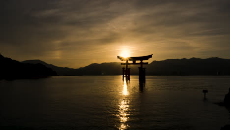 Silhouette-Miyajima-Itsukushima-Torii-Tor-Goldgelb-Sonnenuntergang-Zeitraffer