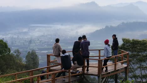 Touristen,-Die-Selfies-Vor-Dem-Hintergrund-Des-Berges-Batur-In-Kintamani,-Bali,-Indonesien,-13.-November-2020-Machen