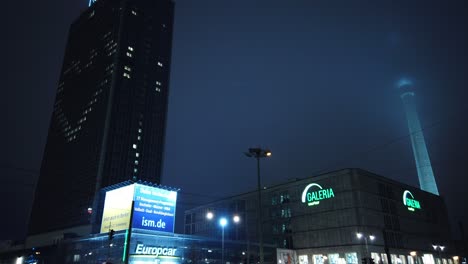 Lapso-Dinámico-De-Tráfico-Nocturno-En-El-Centro-De-La-Ciudad-De-Berlín-Iluminado