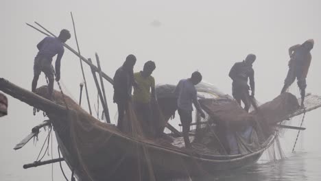 Pescadores-De-Bangladesh-Tirando-De-Redes-Del-Agua-Del-Río