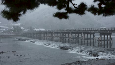 Escena-De-Invierno-De-Japón,-Puente-Togetsu-kyo-Después-De-La-Nieve-En-Arashiyama