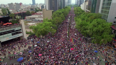 Antena-Sobre-Rotonda-A-Lo-Largo-De-La-Avenida-Paseo-De-La-Reforma-Llena-De-Multitudes-Para-El-Desfile-Del-Orgullo-En-La-Ciudad-De-México-El-25-De-Junio-De-2022