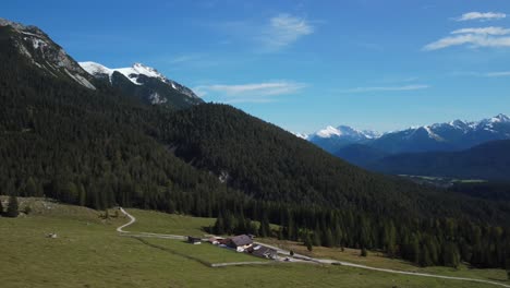 Vista-Aérea-Cinematográfica-Desde-Un-Vuelo-De-Drones-Sobre-Hämmermoosalm-En-El-Valle-De-Gais-Con-Picos-Nevados-Detrás,-Ubicado-En-Austria