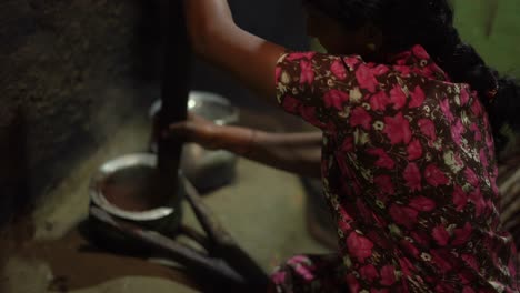 Zubereitung-Von-Speisen-In-Stammeshäusern-In-Indien-Maharashtra-Karnataka-Südindien