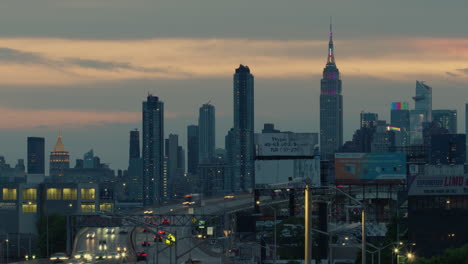 Zeitraffer-Der-Skyline-Von-New-York-City-Bei-Sonnenuntergang-Mit-Empire-State-Building,-Beleuchtet-Mit-Regenbogenfarben-Für-Den-Stolzmonat