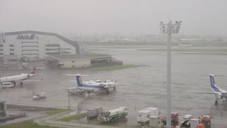 Starker-Regen-Und-Schlechte-Wetterbedingungen-über-Dem-Flughafen-Osaka-Itami,-Wenn-Die-Flugzeuge-Abfliegen