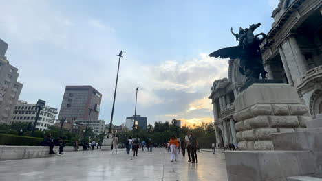 timelapse-at-sunset-in-front-of-pellas-artes-palace-in-mexico-city-and-pegasus