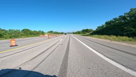 Pov-Mientras-Conduce-Por-La-Avenida-De-La-Autopista-Saints-En-La-Zona-Rural-De-Iowa