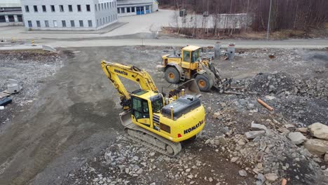 Excavadora-Y-Excavadora-Komatsu-Px170-Estacionadas-En-Un-Sitio-De-Construcción-Fuera-Del-Parque-Trotting-Y-Sorlandshallen-En-Kristiansand-Noruega