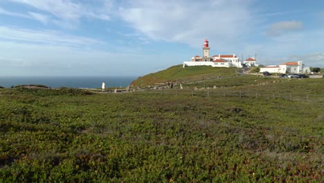 Vista-Panorámica-Del-Monumento-Cabo-Da-Roca-Con-Gente-Caminando-En-El-Punto-Más-Occidental-De-Europa-Continental