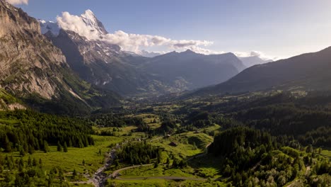 Hiperlapso-Cerca-De-Grosse-Scheidegg-En-Grindelwald,-Volando-Hacia-El-Oeste