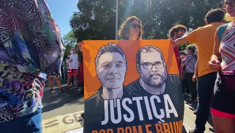 Gleitende-Bilder-Zeigen-Die-Banner,-Die-Gerechtigkeit-Für-Don-Und-Bruno,-Den-Ermordeten-Britischen-Journalisten-Im-Amazon-Und-Den-Brasilianischen-Indigenisten-Bruno-Pereira-Lesen