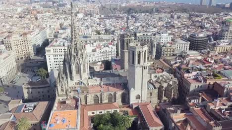 Drohne-Fliegt-Um-Die-Kathedrale-Von-Barcelona