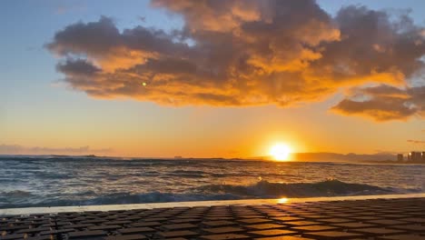 Zeitraffer-Des-Sonnenuntergangs-Mit-Plätschernden-Wellen-Während-Der-Goldenen-Stunde-In-Waikiki