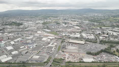 Vista-Aérea-De-La-Vasta-Zona-Industrial-Con-Almacenes-Y-Lugares-De-Trabajo-En-Dublín,-Irlanda