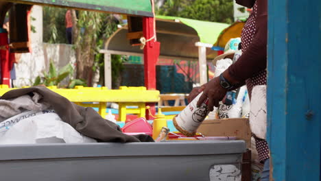 Verkäufer-Auf-Dem-Boot,-Das-Mexikanisches-Biergetränk-Michelada-In-Xochimilco-Zubereitet