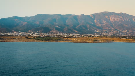 Volando-A-Lo-Largo-De-Una-Ladera-De-Chipre