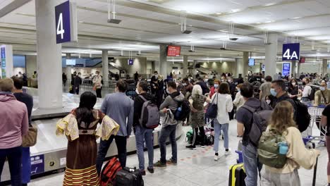 Passagiere,-Die-Am-Flughafenkarussell-Geduldig-Auf-Ihr-Gepäck-Warten