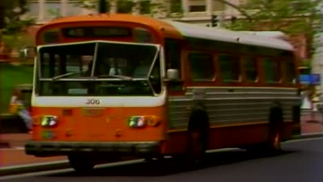 1981-Bus-Im-Alten-Stil,-Der-Terminal-In-Der-Innenstadt-Von-Portland,-Oregon,-Abfährt