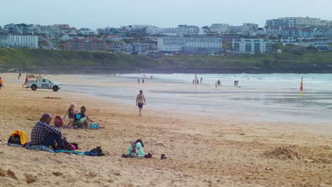 Menschen-Am-Bewachten-Strand-Von-Fistral-In-Cornwall,-Vereinigtes-Königreich