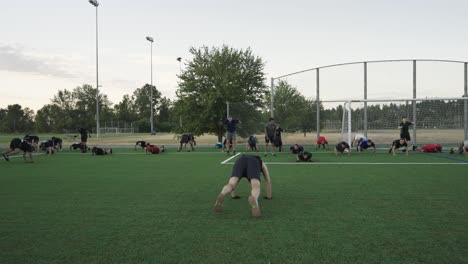 Grupo-De-Hombres-Haciendo-Ejercicio-Y-Otras-Actividades-Físicas-Guiadas-Por-Un-Instructor