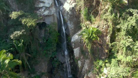 Río-De-Agua-Dulce-Fluye-Fuertemente-Desde-Las-Montañas-Rocosas-En-El-Bosque-Tropical---Cascada-De-Yelapa,-Jalisco-México