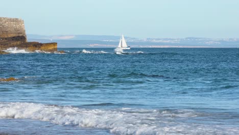 Schönes-Weißes-Boot-Vom-Strand-Von-Carcavelos-Und-Der-Festung-São-Julião-Da-Barra-Auf-Der-Linken-Seite-In-Portugal