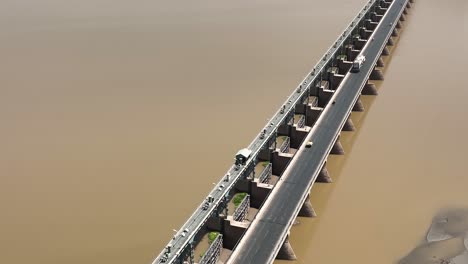 Luftbild-über-Kopf-Panjnad-Brücke-Mit-Verkehr-Entlang-über-Den-Fluss-Chenab