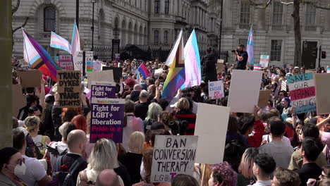 Cientos-De-Personas-Con-Varias-Pancartas-Se-Reúnen-Frente-A-Downing-Street-En-Whitehall-En-Una-Protesta-Por-Los-Derechos-De-Las-Personas-Trans-Que-Se-Oponen-A-La-Terapia-De-Conversión