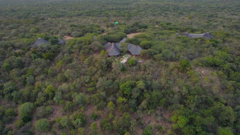 Luftaufnahme-über-Afrikanische-Lodges-In-Primäre-Savannenlandschaft