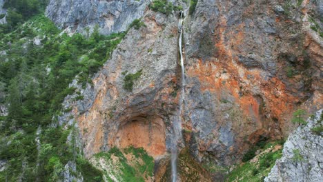 Esta-Impresionante-Cascada-Se-Encuentra-En-El-Valle-De-Logar-En-El-Norte-De-Eslovenia,-Y-Se-Llama-Rinka-Falls