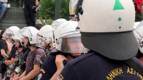 La-Policía-Antidisturbios-Griega-Con-Cascos-Y-Máscaras-De-Gas-Se-Para-En-Una-Fila-Y-Forma-Un-Cordón-Durante-Un-Evento-De-Orden-Público