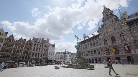 Besucher-Des-Großen-Marktplatzes-Von-Antwerpen-Mit-Typisch-Flämischer-Architektur-Des-16.-Jahrhunderts-Und-Blick-Auf-Den-Brabo-brunnen