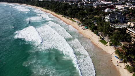 Luftflug-über-Wellen,-Die-Entlang-Des-Kata-strandes-In-Phuket-Brechen