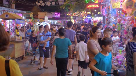 Geschäftige-Straßenmärkte-Und-Stände-Mit-Kindern,-Die-Nachts-Mit-Spielzeug-Spielen,-In-Lang-Son-City,-Vietnam