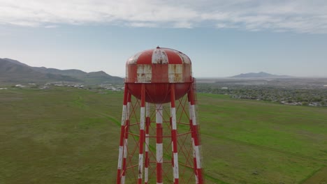 Luftumlaufbahn-Um-Den-Wasserturm-In-Der-Stadt-West-Valley,-Utah